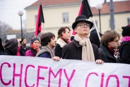 Mlody-mezczyzna-w-kapeluszu-z-transparentem-podczas-Antyfaszystowskiej-Manifestacji-w-Warszawie-2015