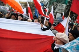 Manifestanci-z-wielka-flaga-Polski-na-manifestacji-Prawa-i-Sprawiedliwosci-w-Warszawie-20151213