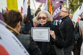 Kobieta-z-nekrologiem-praw-kobiet-Czarny-protest-Warszawa-20161001