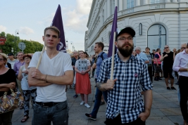 Manifestacja-partii-lewicowych-Weto-przed-Palacem-Prezydenckim-w-Warszawie,-przeciwko-lamaniu-Konsty