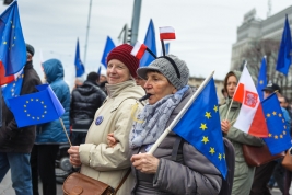 Kobiety-z-flagami-EU-na-manifestacji-Kochamy-Cie,-Europo-Warszawa-20170325
