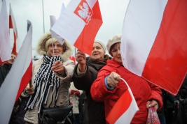 Trzy-kobiety-z-flagami-Polski-na-manifestacji-PiS-w-Warszawie-20151213
