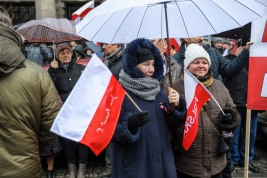 Dwie-kobiety-pod-parasolka-z-flagami-podczas-manifestacji-PiS-w-Warszawie-20151213