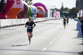 Anna-ÅapiÅska-is-crossing-the-finish-line-of-40th-PZU-Warsaw-Marathon-20180930