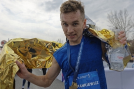 Maratonczyk-Jakub-Szymankiewicz-po-ukonczonym-biegu-na-trasie-14-PZU-Pol-maratonu-Warszawskiego-Wars