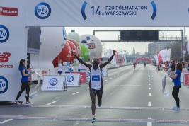 Zwyciezca-PZU-Pol-maratonu-Warszawskiego-Masai-Gilbert-przekracza-linie-mety-Warszawa-20190331