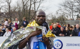 Zwyciezca-PZU-polmaratonu-warszawskiego-Masai-Gilbert-po-zakonczonym-biegu-Warszawa-20190331-